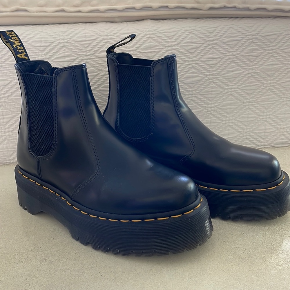 2976 SMOOTH LEATHER PLATFORM CHELSEA BOOTS by Dr. Martens in black